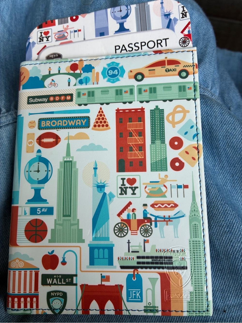 Heys FVT Cities - New York Passport Holder featuring a vibrant illustration NYC - Picture 7 of 7